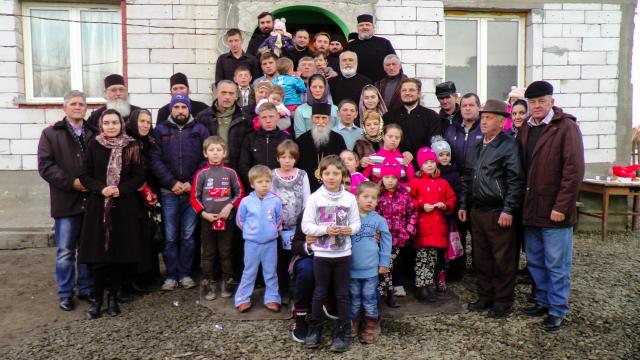 Casă nouă pentru o familie nevoiașă din Zamostea, construită de Biserica Ortodoxă Română în 19 zile