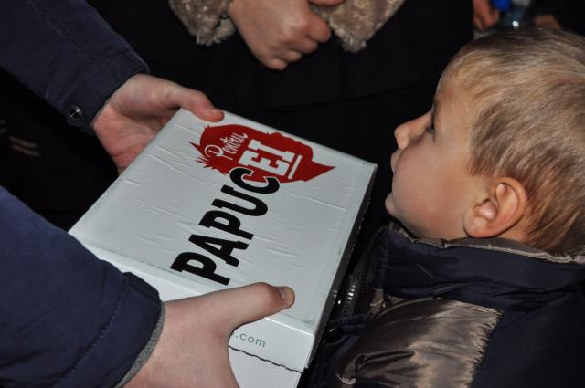 „Cutia cu papucei pentru Ei” împarte din nou bucurii