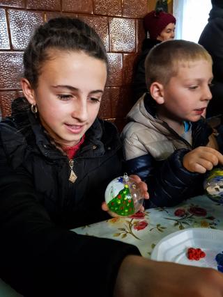„Cutia cu papucei pentru Ei” împarte din nou bucurii