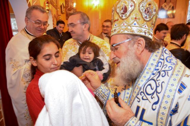 IPS Arhiepiscop Ioachim a botezat 25 de copii în Poiana Negustorului