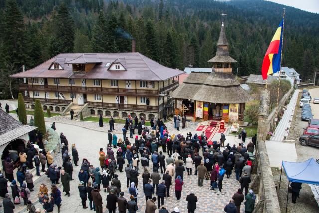 Hram la mănăstirea nemțeană Petru Vodă: „Omul are menirea să preguste din viața îngerească”