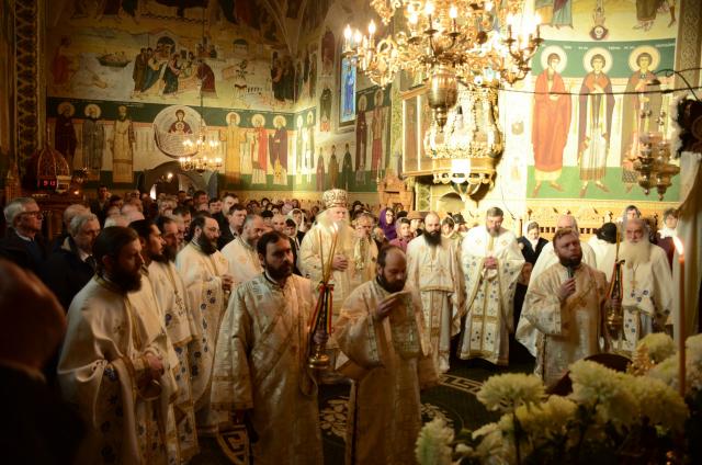 Preasfințitul Părinte Calinic Botoșăneanul, la hramul Schitului Vovidenia-Neamț: „Intrarea Maicii Domnului în biserică anticipează intrarea noastră în Biserică prin Sfintele Taine”