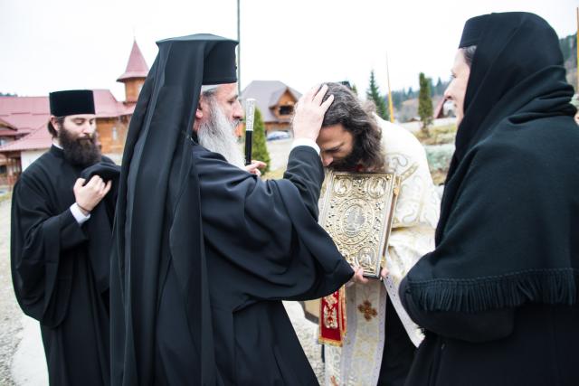Hram la mănăstirea nemțeană Petru Vodă: „Omul are menirea să preguste din viața îngerească”