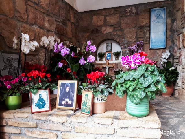 Mormântul Cuvioasei Macaria – monahia care a descoperit moaștele Sfântului Efrem cel Nou