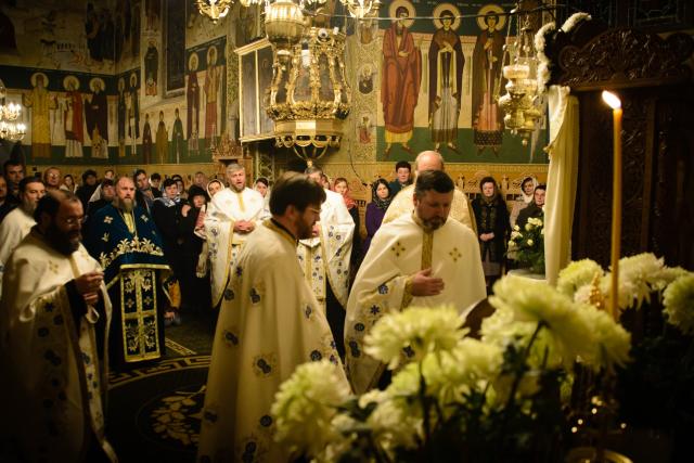 Preasfințitul Părinte Calinic Botoșăneanul, la hramul Schitului Vovidenia-Neamț: „Intrarea Maicii Domnului în biserică anticipează intrarea noastră în Biserică prin Sfintele Taine”