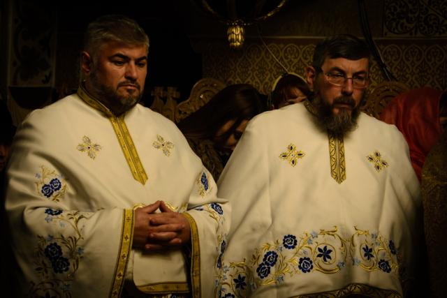 Preasfințitul Părinte Calinic Botoșăneanul, la hramul Schitului Vovidenia-Neamț: „Intrarea Maicii Domnului în biserică anticipează intrarea noastră în Biserică prin Sfintele Taine”