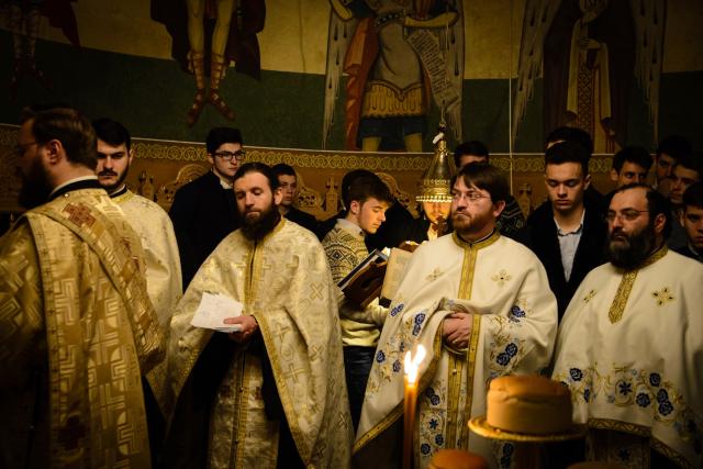 Preasfințitul Părinte Calinic Botoșăneanul, la hramul Schitului Vovidenia-Neamț: „Intrarea Maicii Domnului în biserică anticipează intrarea noastră în Biserică prin Sfintele Taine”