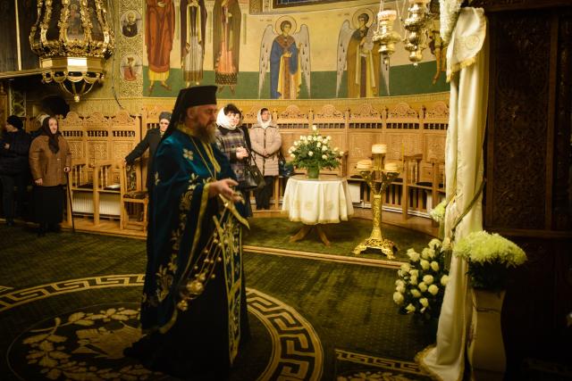Preasfințitul Părinte Calinic Botoșăneanul, la hramul Schitului Vovidenia-Neamț: „Intrarea Maicii Domnului în biserică anticipează intrarea noastră în Biserică prin Sfintele Taine”