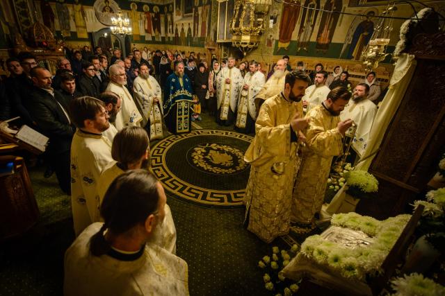 Preasfințitul Părinte Calinic Botoșăneanul, la hramul Schitului Vovidenia-Neamț: „Intrarea Maicii Domnului în biserică anticipează intrarea noastră în Biserică prin Sfintele Taine”