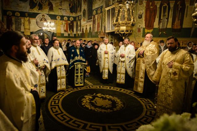 Preasfințitul Părinte Calinic Botoșăneanul, la hramul Schitului Vovidenia-Neamț: „Intrarea Maicii Domnului în biserică anticipează intrarea noastră în Biserică prin Sfintele Taine”
