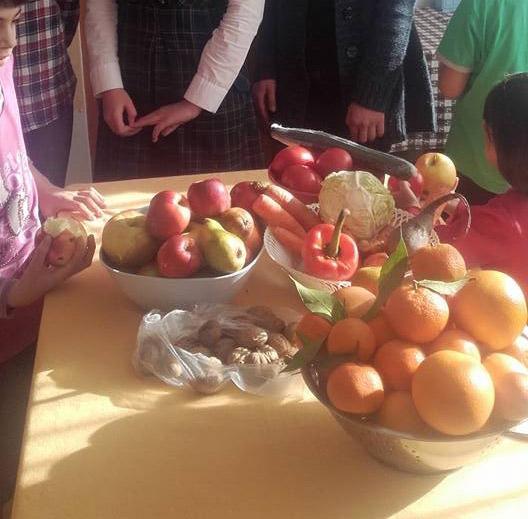 „Săptămâna legumelor şi fructelor donate“, acţiuni caritabile desfăşurate de şcoli, în parteneriat cu mai multe parohii ieşene