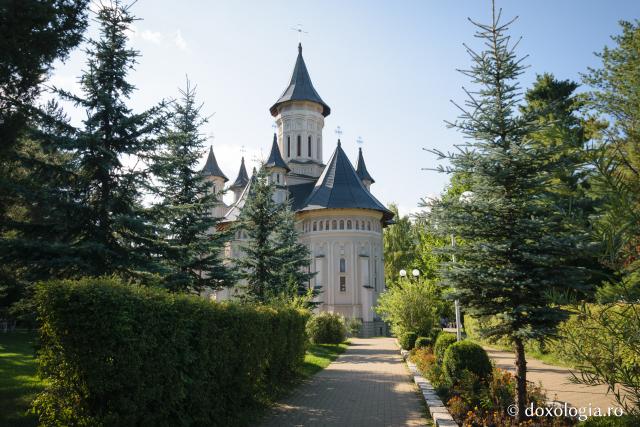 (Foto) Simbolurile Sfinților Apostoli pictate în Catedrala din Vatra Dornei