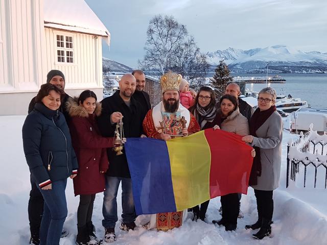 Preasfințitul Părinte Episcop Macarie Drăgoi colindă de Crăciun românii de dincolo de Cercul Polar