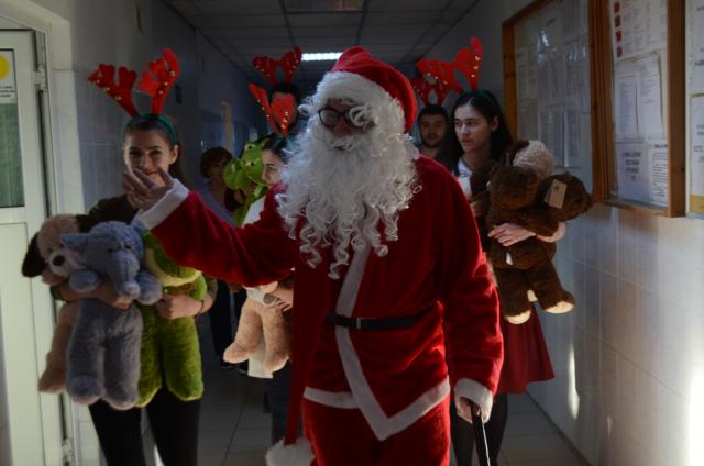 Finalul campaniei „Moş Crăciun prin spital“, organizată de ASCOR Iaşi
