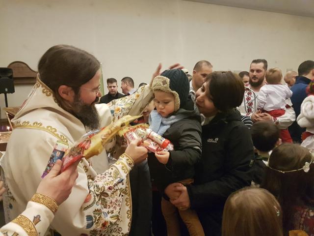 Preasfințitul Părinte Episcop Macarie Drăgoi colindă de Crăciun românii de dincolo de Cercul Polar