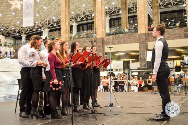 Concert caritabil de colinde la Palas Mall, organizat de ASCOR Iaşi
