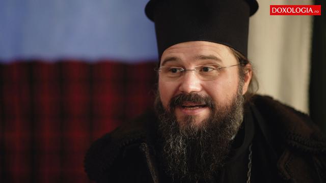 (Video)  „Să fii, gazdă, vesălos/ Că L-ai primit pe Hristos!” – Preasfințitul Macarie ne colindă