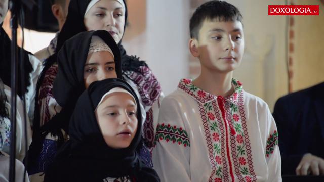 (Video) „Sus boieri, nu mai dormiți” - Grupul de colindători ai Parohiei Vorona Mare