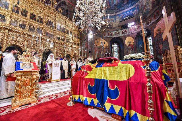 Părintele Patriarh Daniel a oficiat slujba de înmormântare a Regelui Mihai I al României
