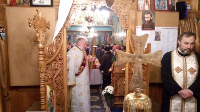 Sfântul Nicolae serbat de sute de credincioşi la poalele Cozlei
