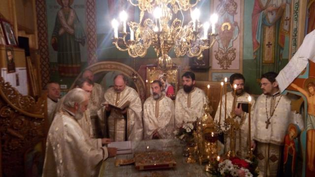 Sfântul Nicolae serbat de sute de credincioşi la poalele Cozlei