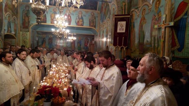 Sfântul Nicolae serbat de sute de credincioşi la poalele Cozlei