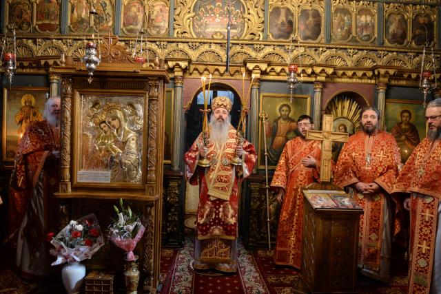 Liturghie săvârșită de IPS Mitropolit Teofan la Mănăstirea Hlincea