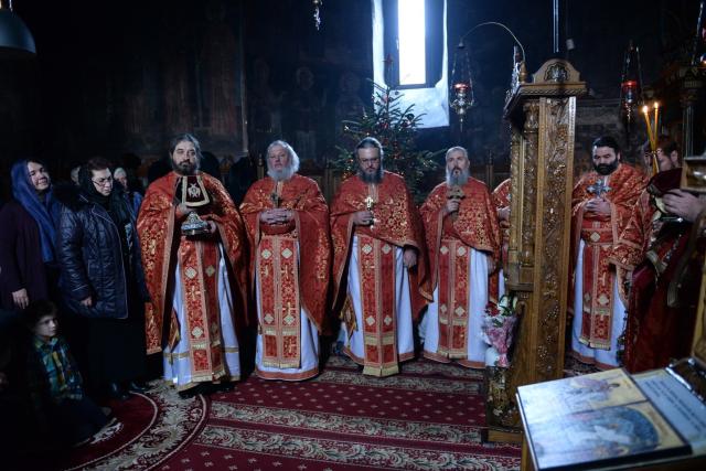 Liturghie săvârșită de IPS Mitropolit Teofan la Mănăstirea Hlincea