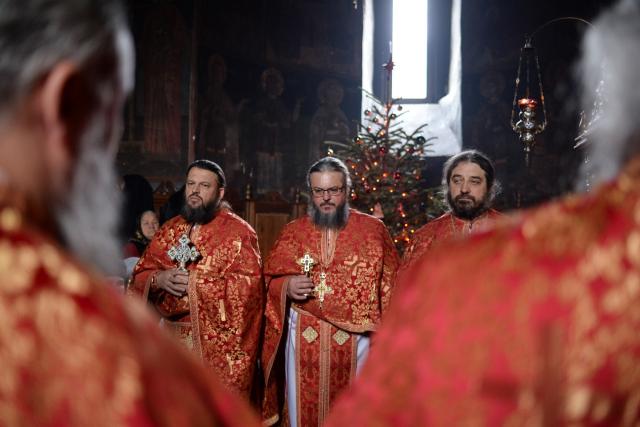 Liturghie săvârșită de IPS Mitropolit Teofan la Mănăstirea Hlincea