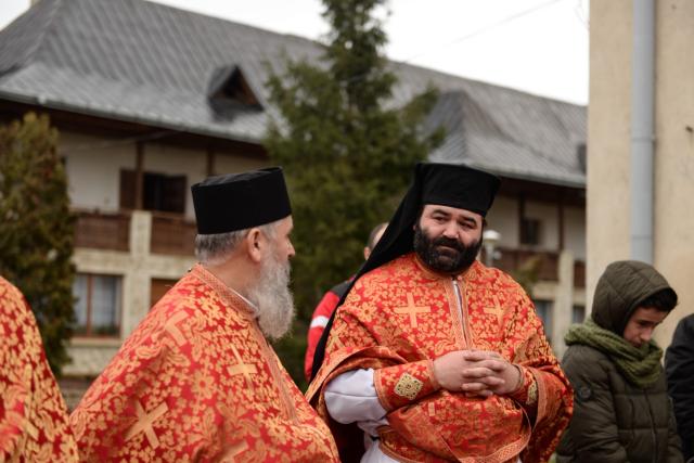 Liturghie săvârșită de IPS Mitropolit Teofan la Mănăstirea Hlincea