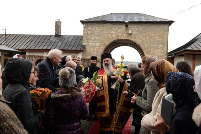 Liturghie săvârșită de IPS Mitropolit Teofan la Mănăstirea Hlincea