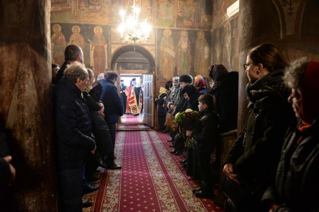 Liturghie săvârșită de IPS Mitropolit Teofan la Mănăstirea Hlincea