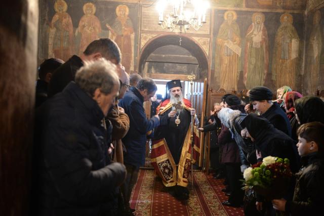 Liturghie săvârșită de IPS Mitropolit Teofan la Mănăstirea Hlincea