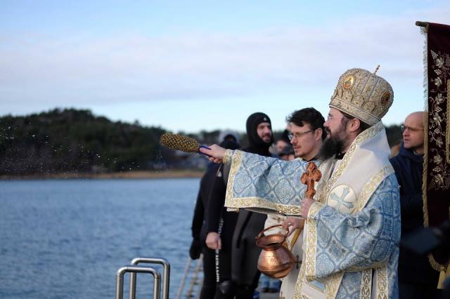 Preasfințitul Macarie Drăgoi: „Noi cufundăm Sfânta Cruce în apele Mării Nordului nu doar pentru noi, ci pentru a aduce și aici binecuvântarea și puterea lui Dumnezeu”