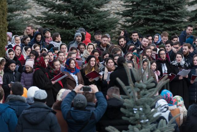 Tinerii din ASCOR au marcat începutul Anului Centenar: Cifra 100 scrisă cu torțe pe Dealul Crucii de la Mănăstirea Putna