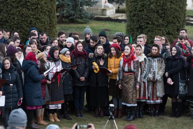 Tinerii din ASCOR au marcat începutul Anului Centenar: Cifra 100 scrisă cu torțe pe Dealul Crucii de la Mănăstirea Putna