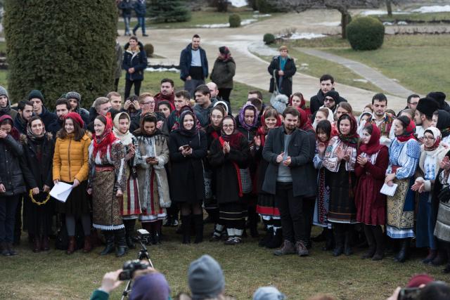 Tinerii din ASCOR au marcat începutul Anului Centenar: Cifra 100 scrisă cu torțe pe Dealul Crucii de la Mănăstirea Putna