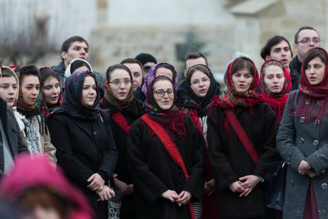 Tinerii din ASCOR au marcat începutul Anului Centenar: Cifra 100 scrisă cu torțe pe Dealul Crucii de la Mănăstirea Putna