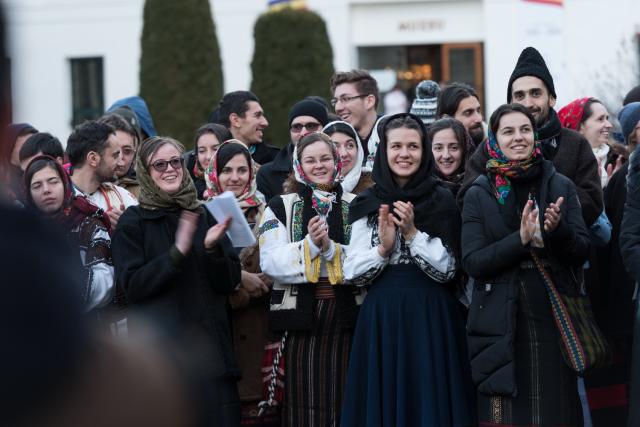 Tinerii din ASCOR au marcat începutul Anului Centenar: Cifra 100 scrisă cu torțe pe Dealul Crucii de la Mănăstirea Putna