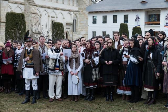 Tinerii din ASCOR au marcat începutul Anului Centenar: Cifra 100 scrisă cu torțe pe Dealul Crucii de la Mănăstirea Putna