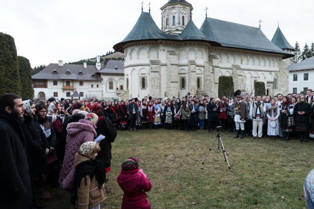 Tinerii din ASCOR au marcat începutul Anului Centenar: Cifra 100 scrisă cu torțe pe Dealul Crucii de la Mănăstirea Putna