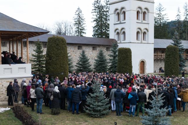 Tinerii din ASCOR au marcat începutul Anului Centenar: Cifra 100 scrisă cu torțe pe Dealul Crucii de la Mănăstirea Putna