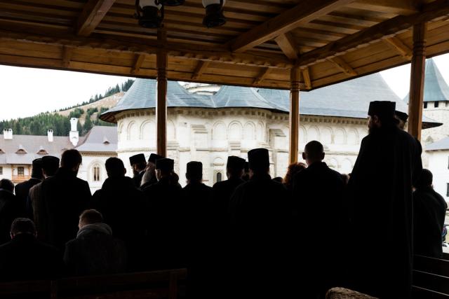 Tinerii din ASCOR au marcat începutul Anului Centenar: Cifra 100 scrisă cu torțe pe Dealul Crucii de la Mănăstirea Putna