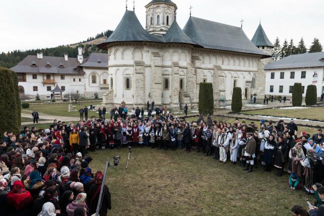 Tinerii din ASCOR au marcat începutul Anului Centenar: Cifra 100 scrisă cu torțe pe Dealul Crucii de la Mănăstirea Putna