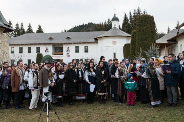 Tinerii din ASCOR au marcat începutul Anului Centenar: Cifra 100 scrisă cu torțe pe Dealul Crucii de la Mănăstirea Putna