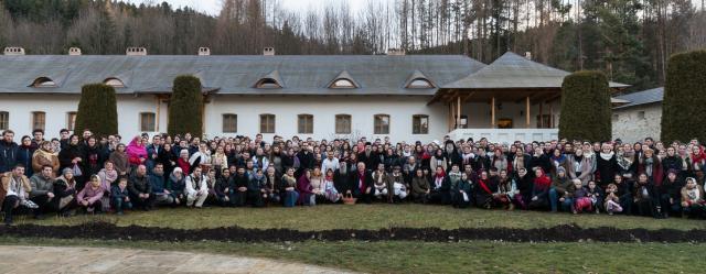 Tinerii din ASCOR au marcat începutul Anului Centenar: Cifra 100 scrisă cu torțe pe Dealul Crucii de la Mănăstirea Putna