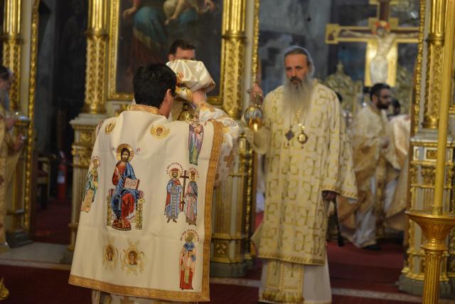 Sfinții Trei Ierarhi i-au reunit în rugăciune pe studenții teologi și pe seminariștii ieșeni