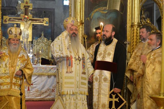 Sfinții Trei Ierarhi i-au reunit în rugăciune pe studenții teologi și pe seminariștii ieșeni