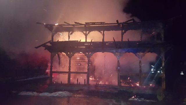 Biserica din Suha-Mălini a ars într-un incendiu