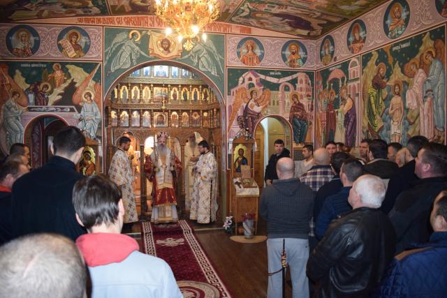 Liturghie oficiată de IPS Mitropolit Teofan la Penitenciarul Botoșani: „Toți oamenii sunt iubiți de Dumnezeu”